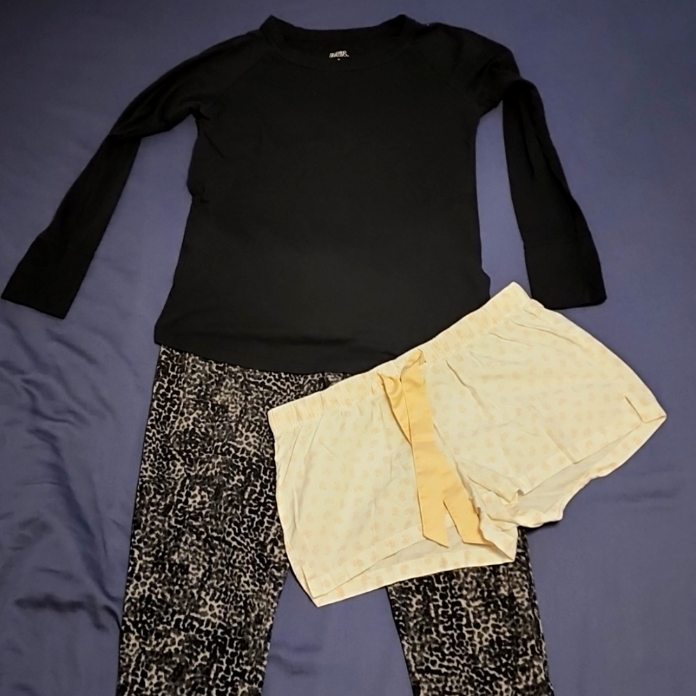 Woman's Ladies Small Loungewear Sleepwear Pajamas Shirt, Shorts & Capri Pants